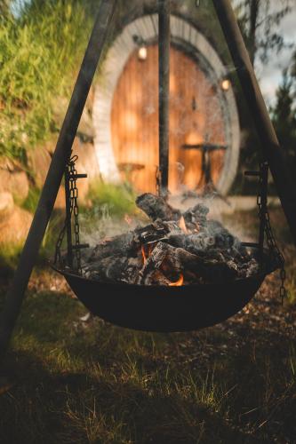 a fire grill in front of a wine barrel at Eventyrhyttene i Jotunheimen in Stuttgongfossen