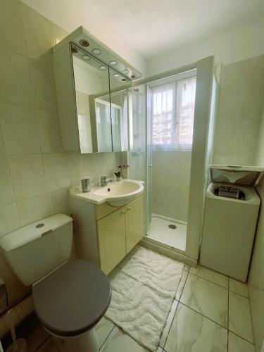 une salle de bain avec toilettes, lavabo et douche dans l'établissement Appartement Vasco - Esterel Experience, à Saint-Raphaël