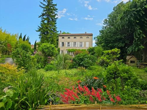 Taman di luar Villa Rhôna