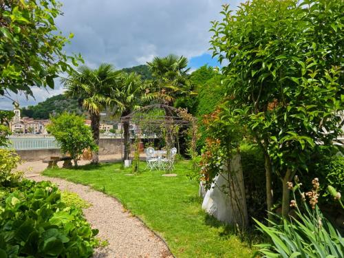 Taman di luar Villa Rhôna