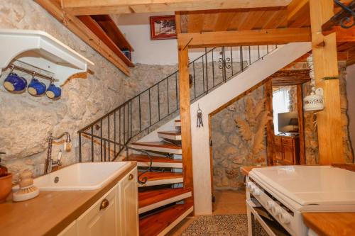 GrižaneにあるVilla Toscana - Charming stone Villa with private pool & gardenのキッチン(階段、シンク付)