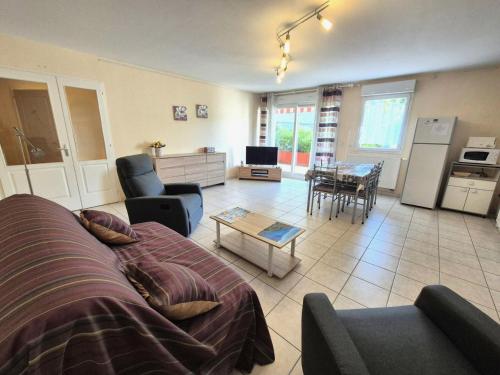 un salon avec un canapé et une salle à manger dans l'établissement Résidence Le Clos St Louis - Bel appartement au calme tout confort ! MAE-6424, à Aix-les-Bains