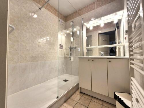 La salle de bains est pourvue d'une douche et d'une cabine de douche en verre. dans l'établissement Résidence Le Clos St Louis - Bel appartement au calme tout confort ! MAE-6424, à Aix-les-Bains