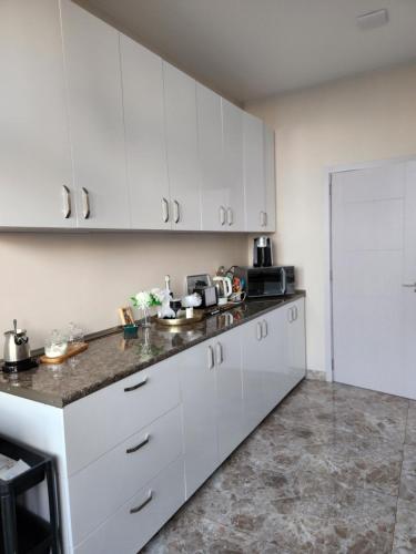 Una cocina o zona de cocina en sea side