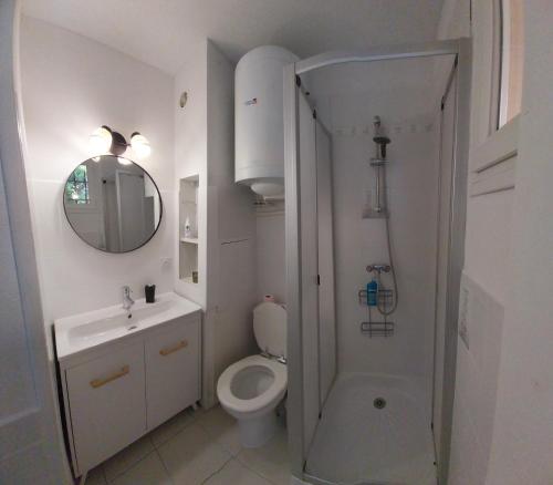 une salle de bain avec toilettes, lavabo et douche dans l'établissement La Maison de la Plage, à Port-la-Nouvelle