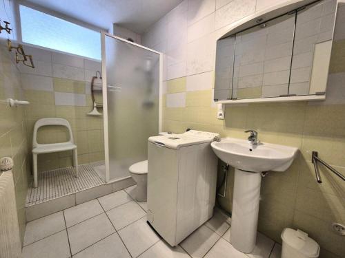 une salle de bain avec un lavabo, des toilettes et une douche dans l'établissement Résidence Le Cheverny - Proche Parc Boisé agréable logement 2 personnes ! MAE-7134, à Aix-les-Bains