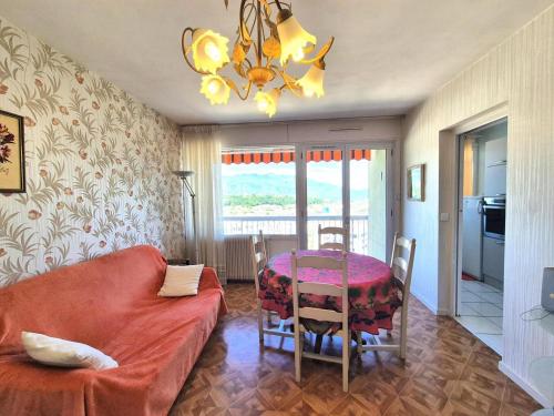 un salon avec un canapé et une table dans l'établissement Résidence Le Cheverny - Proche Parc Boisé agréable logement 2 personnes ! MAE-7134, à Aix-les-Bains