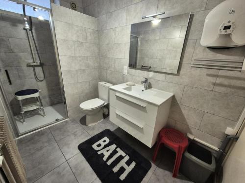 une salle de bain avec un lavabo, une douche et des toilettes dans l'établissement Résidence Le Cheverny - Agréable logement proche verdure, très belle vue dégagée ! MAE-7654, à Aix-les-Bains