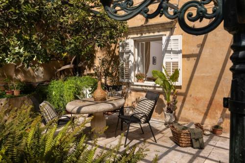 Ivo's garden studio apartment, near the old town