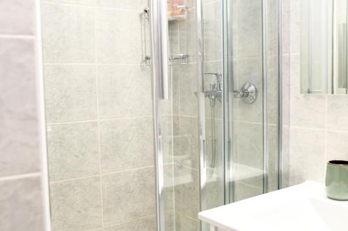 Lavica Mare Retreat - Modern Apartment near Le Meridien Podstrana