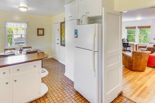 Η κουζίνα ή μικρή κουζίνα στο Central South Pasadena Apt, 3 Mi to Rose Bowl