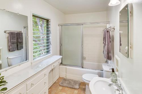 Ένα μπάνιο στο Central South Pasadena Apt, 3 Mi to Rose Bowl
