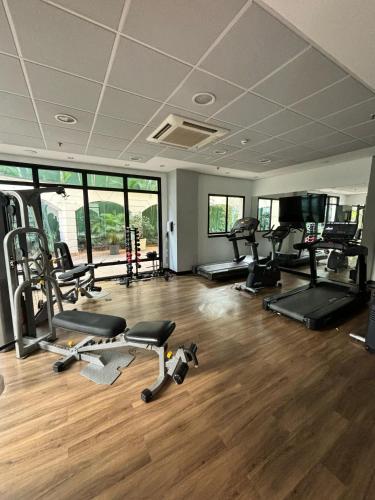 a gym with treadmills and ellipticals in a room at Hotel Pamplona Jardins Univer com garagem 2402 in Sao Paulo