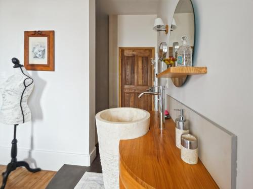 Bilik mandi di Villa Rhôna