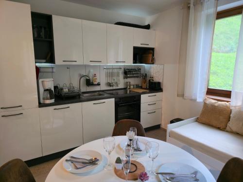 Kuchyň nebo kuchyňský kout v ubytování Apartment Hosner
