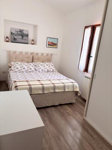 Postel nebo postele na pokoji v ubytování BOSA Appartamenti ampio terrazzo con vista