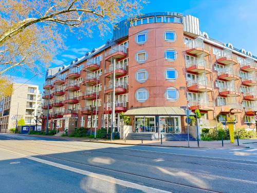 a tall red brick building on a city street at Hotelzimmer mit einer Kitchenette - nähe Frankfurt-Messe - fair in Frankfurt/Main