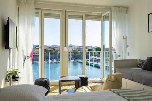 Harbor lights apartment