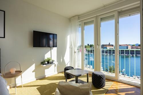 Harbor lights apartment