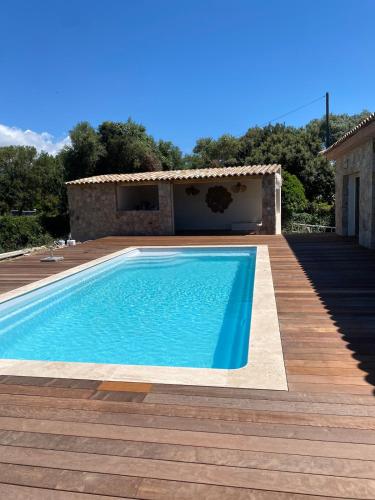 une piscine devant une maison dans l'établissement Charming stone villa with pool, à Figari