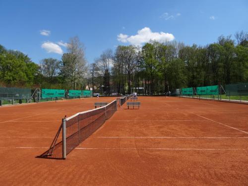 Instalaciones para jugar a tenis o squash en PrimaByt o alrededores