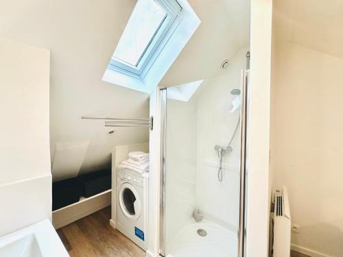 ein Badezimmer mit Dusche und Waschmaschine in der Unterkunft LE LAVADIÈRE - Joli duplex avec terrasse in Sèvres