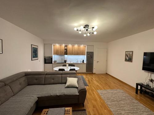 Televisyen dan/atau pusat hiburan di Apartment Nadia 3min from Old Bridge with FREE Garage