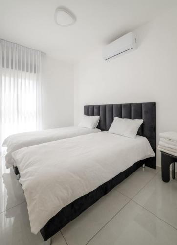 Cama o camas de una habitación en Cozy & spacious 4BR with jacuzzi