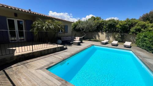 une piscine dans l'arrière-cour d'une maison dans l'établissement Villa Morticcione, à Zonza