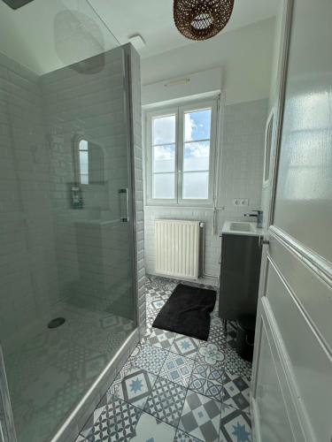 une salle de bain avec douche et lavabo dans l'établissement Belle maison berckoise rénovée - LM la plage, à Berck-sur-Mer