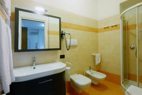 Bilik mandi di Hotel Commercio