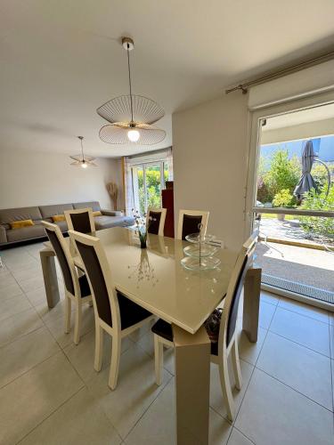 une salle à manger avec une table et des chaises dans l'établissement Maison 15 min Disney 30 min Paris, à Ferrières-en-Brie