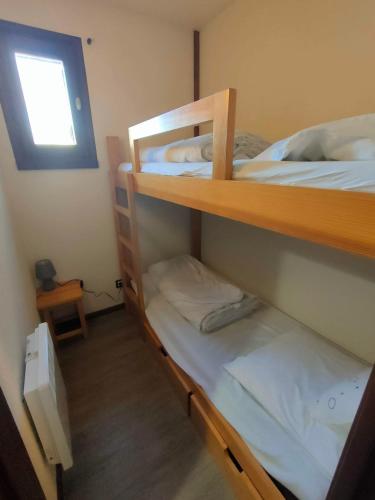 Vielle-AureにあるT2 familial 4-5 pers bord de la neste, parking privé gratuitの窓のある部屋に二段ベッドが2つある