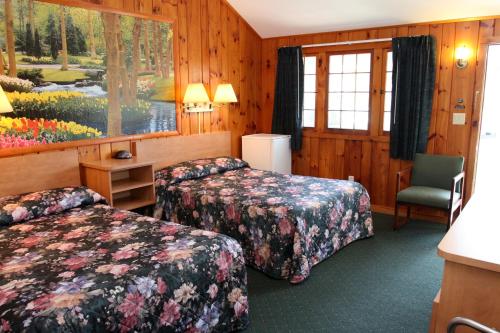 A bed or beds in a room at Studio Motel of Lake George