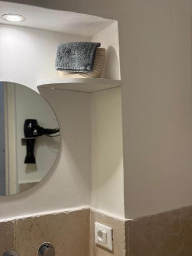 a bathroom with a mirror and a sink at Civico 39 in Ostuni