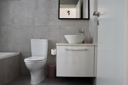 Bilik mandi di Stylish One-Bedroom in Engomi