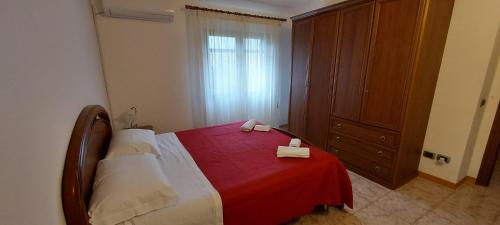 Un dormitorio con una cama con una manta roja. en Guoldfirst, en Àrbatax