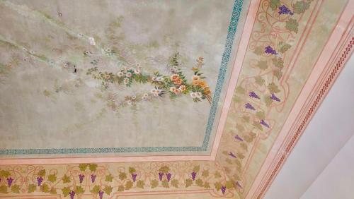 a painting of flowers on a ceiling at Dimora degli Affreschi in Riposto