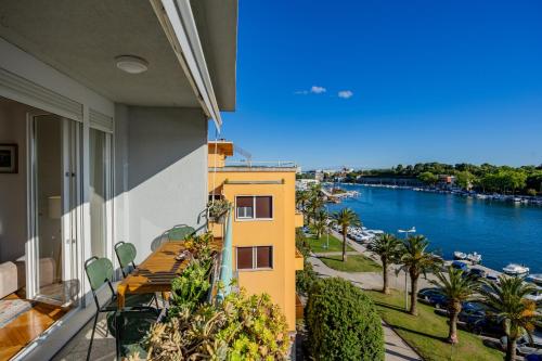 Harbor lights apartment