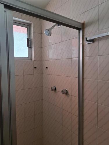 a bathroom with a shower with a glass door at Confortables habitaciones en zona residencial de Vista Bella, Morelia Michoacan in Morelia