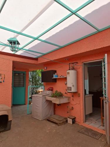 a building with an open patio with a roof at Confortables habitaciones en zona residencial de Vista Bella, Morelia Michoacan in Morelia
