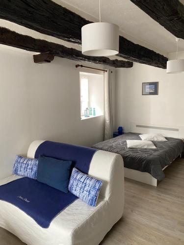 un salon avec un lit et un canapé dans l'établissement Studio de la mer, à Saint-Malo