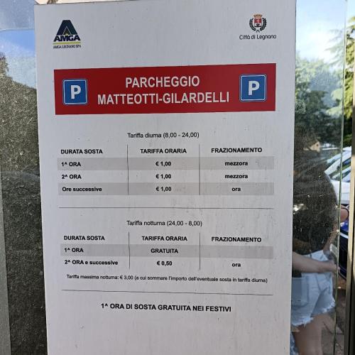 a sign in a window with a parking ticket at Residenza Magenta in Legnano