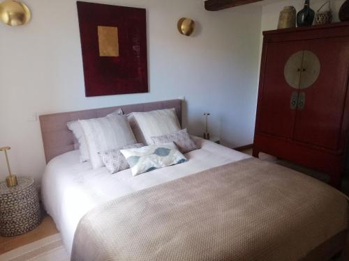 - une chambre avec un grand lit blanc et une commode dans l'établissement GÎTES COSY Ohnenheim 1-12 pers, maison Cosy 180m2 et maison Cosy2 54m2, à Ohnenheim