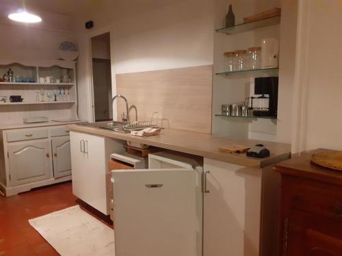 une cuisine avec des armoires blanches et un réfrigérateur blanc dans l'établissement Large T2 nearby Grenoble and close to all services, à Corenc