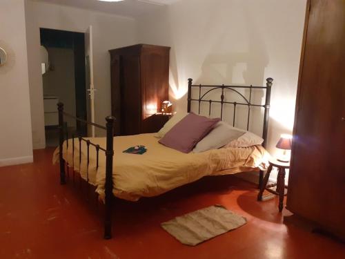 - une chambre avec un lit avec un cadre métallique dans l'établissement Large T2 nearby Grenoble and close to all services, à Corenc