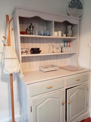 une cuisine avec des armoires blanches et un comptoir dans l'établissement Large T2 nearby Grenoble and close to all services, à Corenc