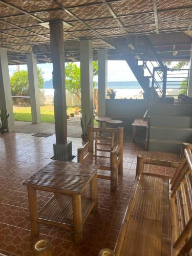 ZamboanguitaにあるThe Beach Loungeのベンチ付きの客室で、海の景色を望めます。
