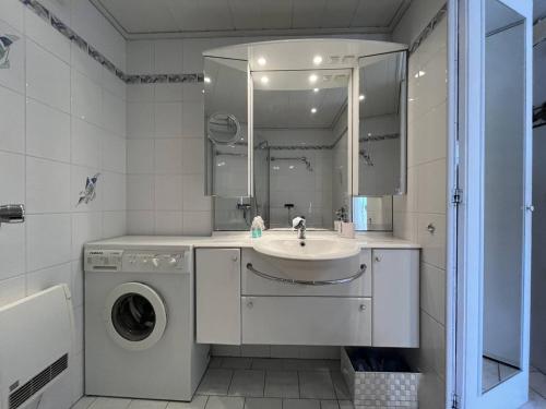 une salle de bain avec un lavabo et une machine à laver dans l'établissement Deux pièces CAP D'AGDE NATURISME CN030-209, au Cap d'Agde