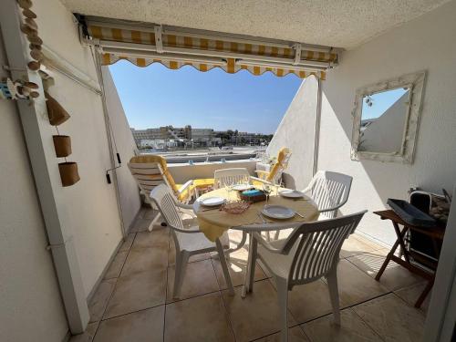 une pièce avec une table et des chaises sur un balcon dans l'établissement Deux pièces CAP D'AGDE NATURISME CN030-209, au Cap d'Agde